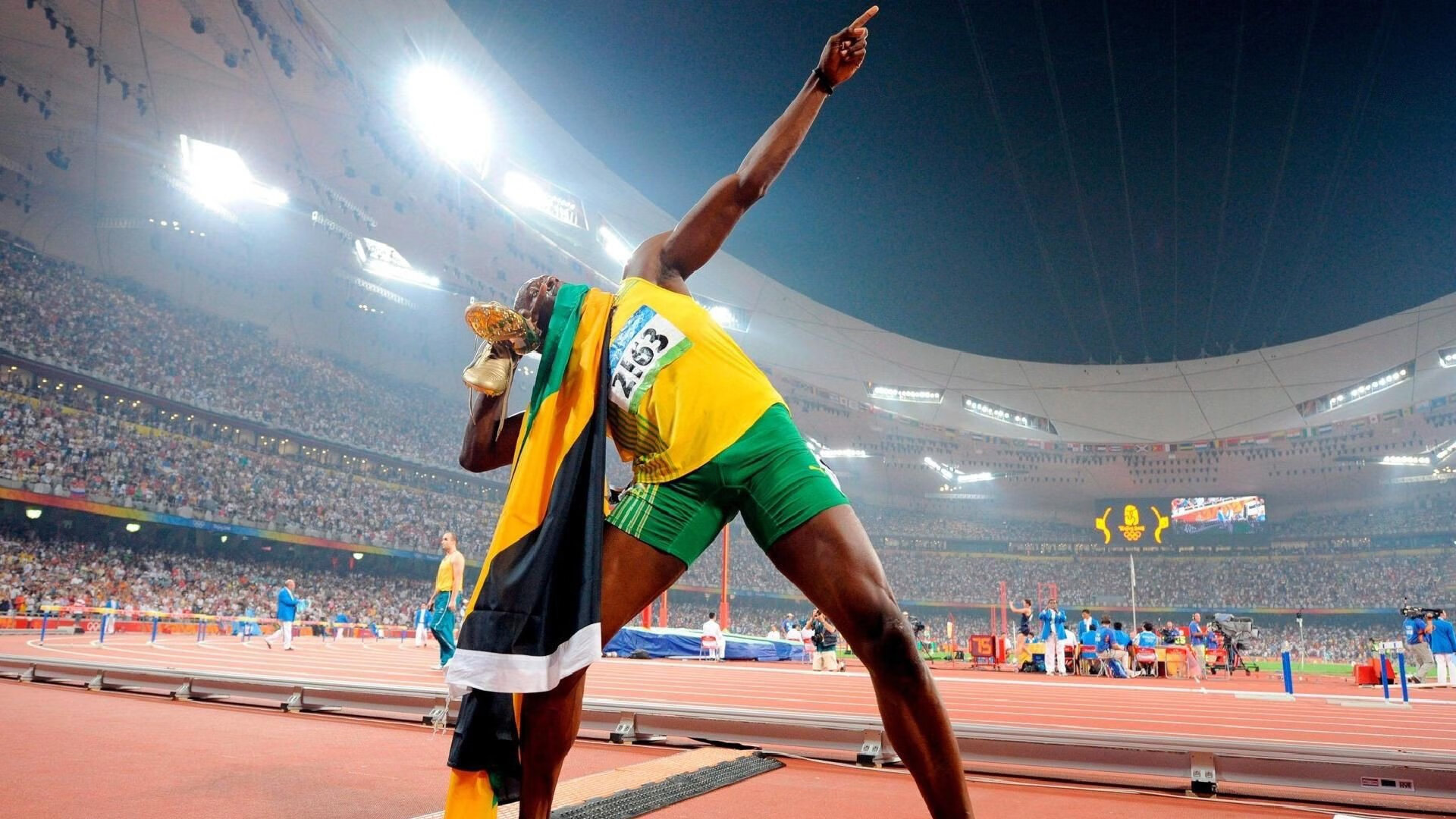 LEYU乐鱼体育官方网站-东契奇29+11+10：送约基奇式妙传被犯规后随手一扔超远命中，约契奇和东契奇合照